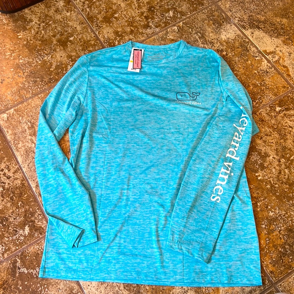 Vineyard Vines long sleeve performance T. Size medium